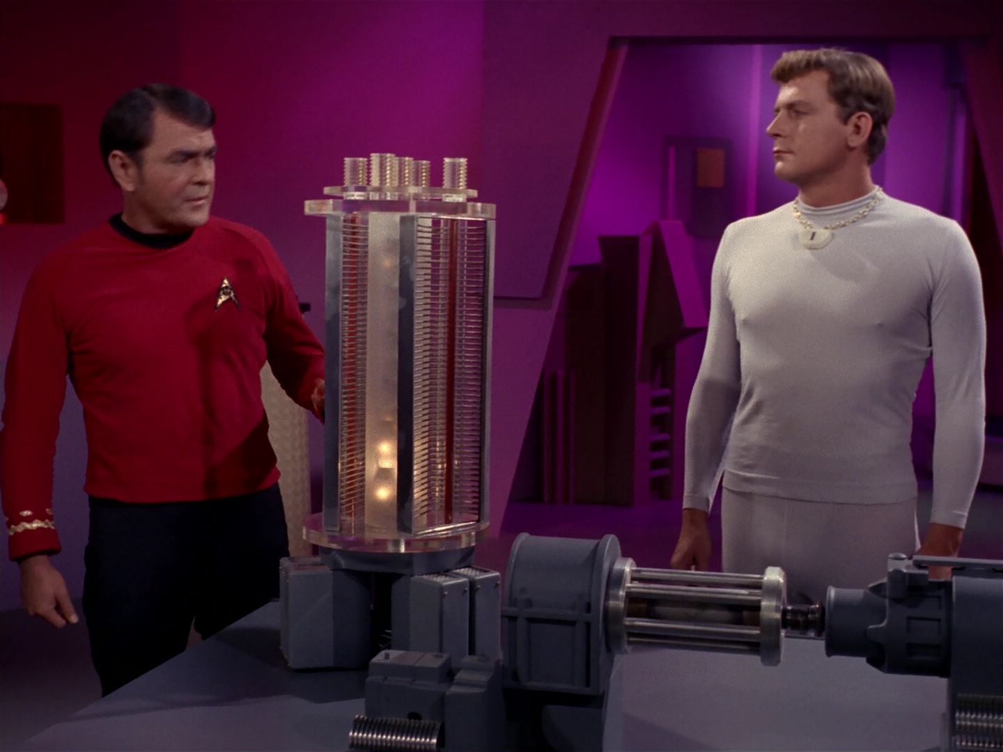 ariane179254_StarTrek_2x08_IMudd_1760.jpg