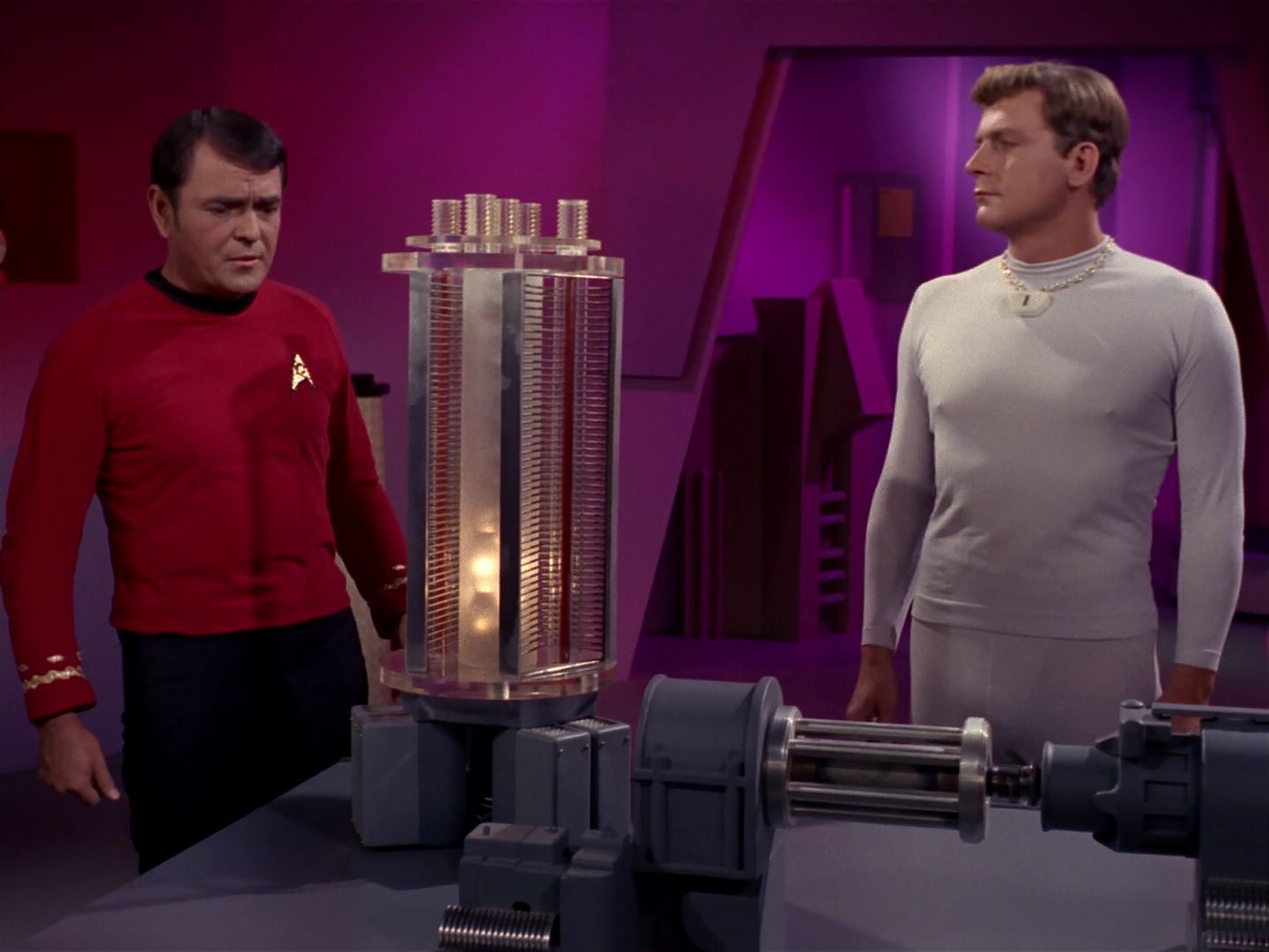 ariane179254_StarTrek_2x08_IMudd_1761.jpg