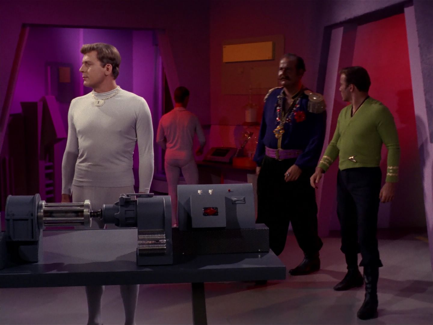 ariane179254_StarTrek_2x08_IMudd_1772.jpg