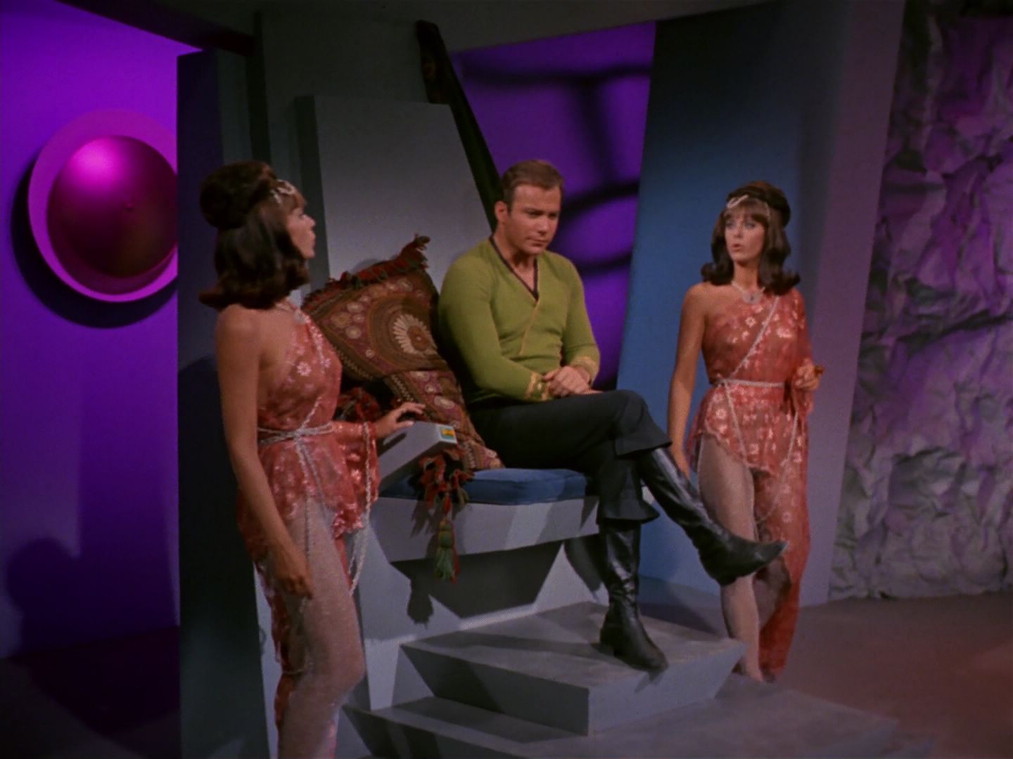 ariane179254_StarTrek_2x08_IMudd_2537.jpg