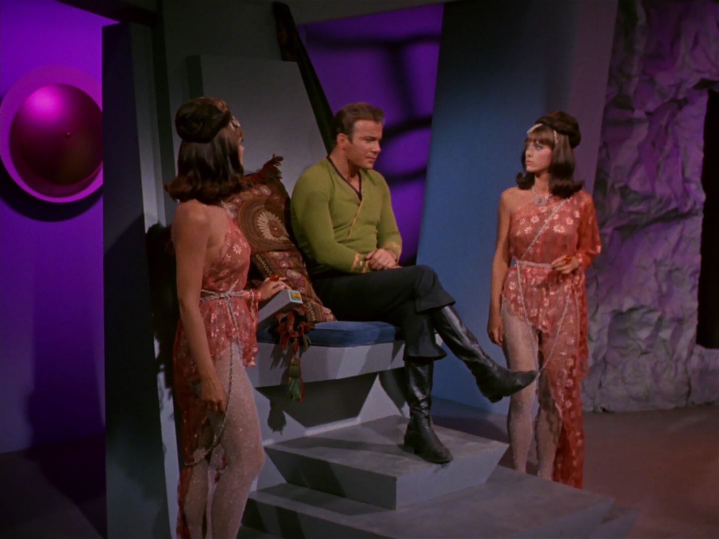 ariane179254_StarTrek_2x08_IMudd_2540.jpg