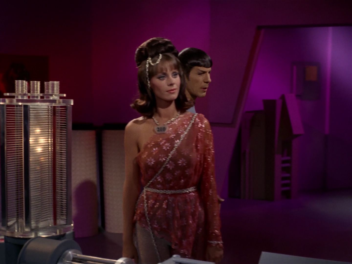 ariane179254_StarTrek_2x08_IMudd_2680.jpg