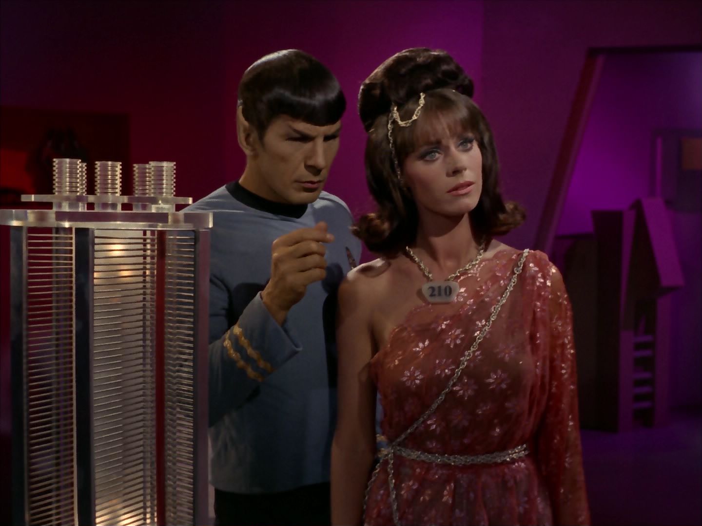 ariane179254_StarTrek_2x08_IMudd_2708.jpg