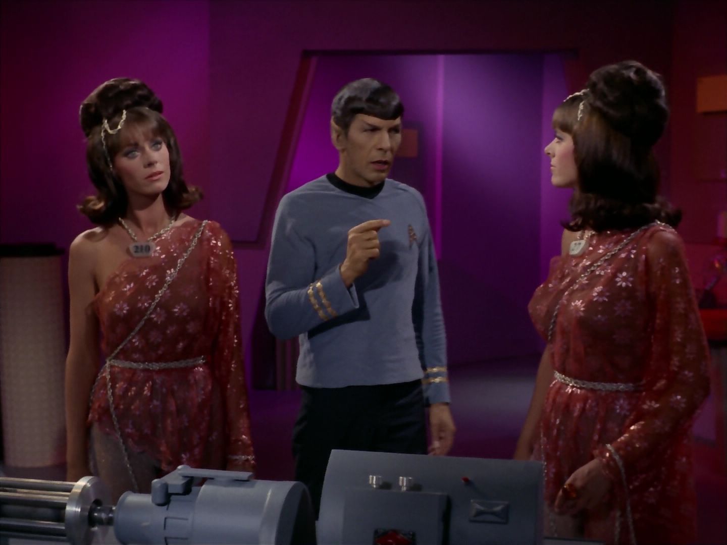 ariane179254_StarTrek_2x08_IMudd_2714.jpg