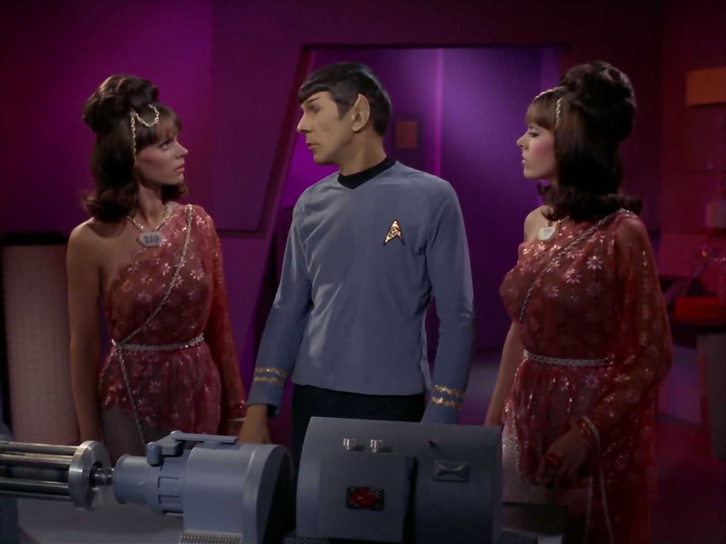 ariane179254_StarTrek_2x08_IMudd_2720.jpg