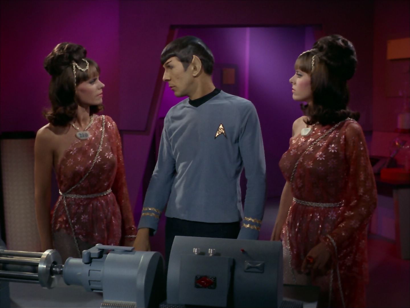 ariane179254_StarTrek_2x08_IMudd_2722.jpg