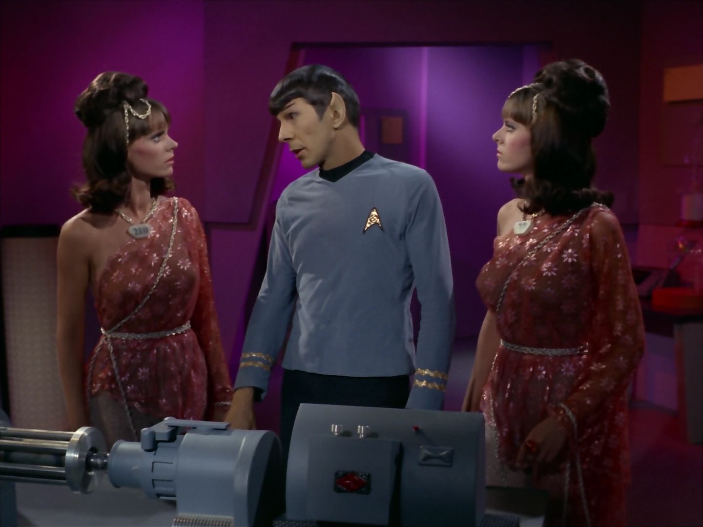 ariane179254_StarTrek_2x08_IMudd_2727.jpg