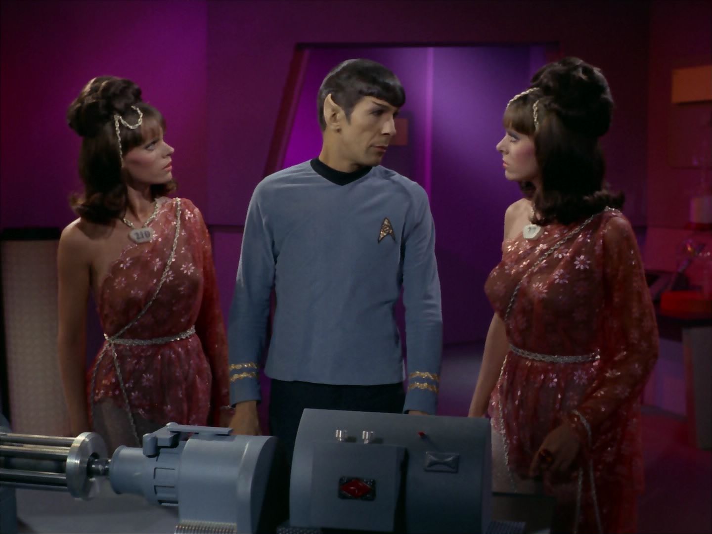 ariane179254_StarTrek_2x08_IMudd_2732.jpg