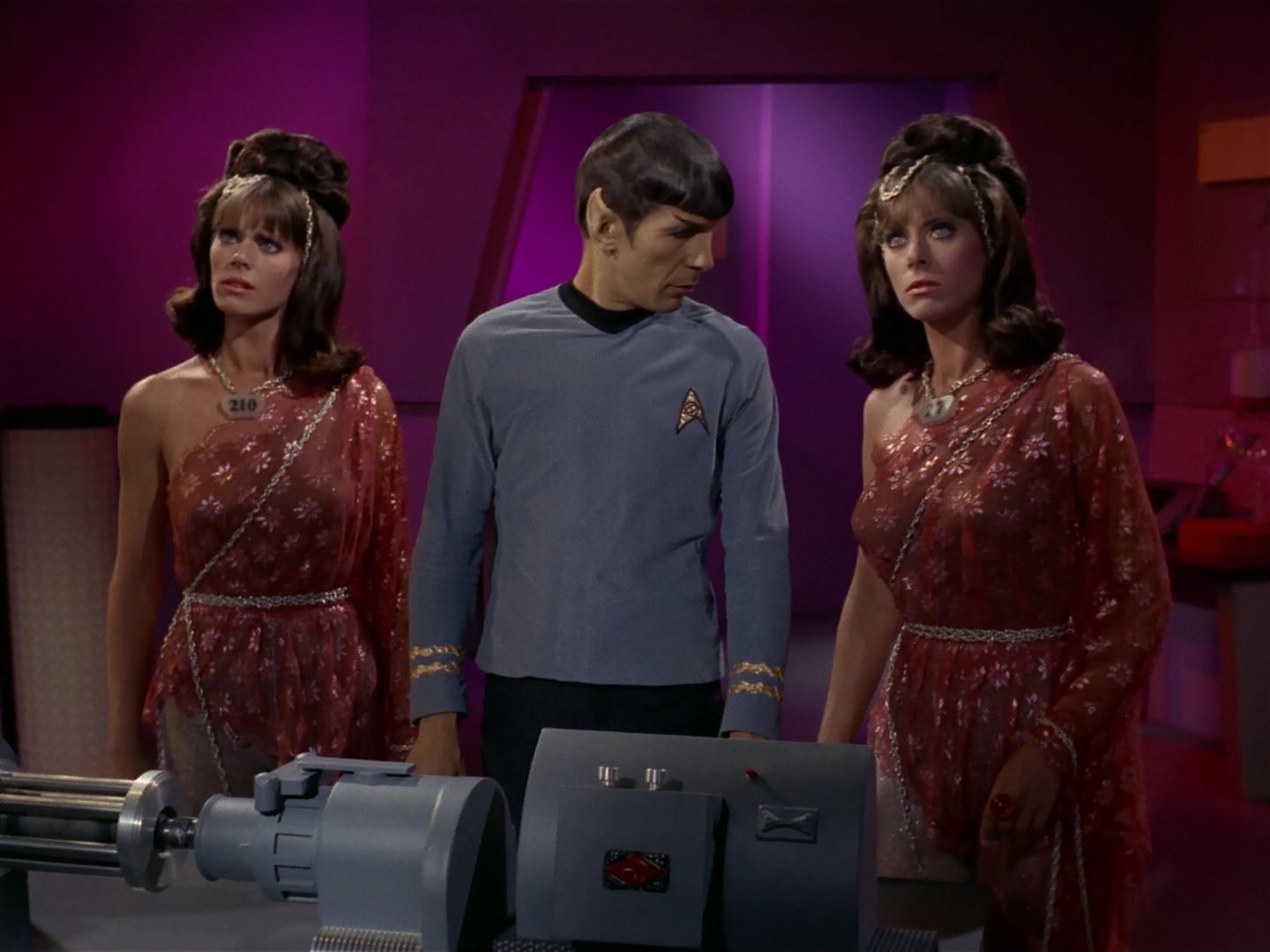 ariane179254_StarTrek_2x08_IMudd_2740.jpg