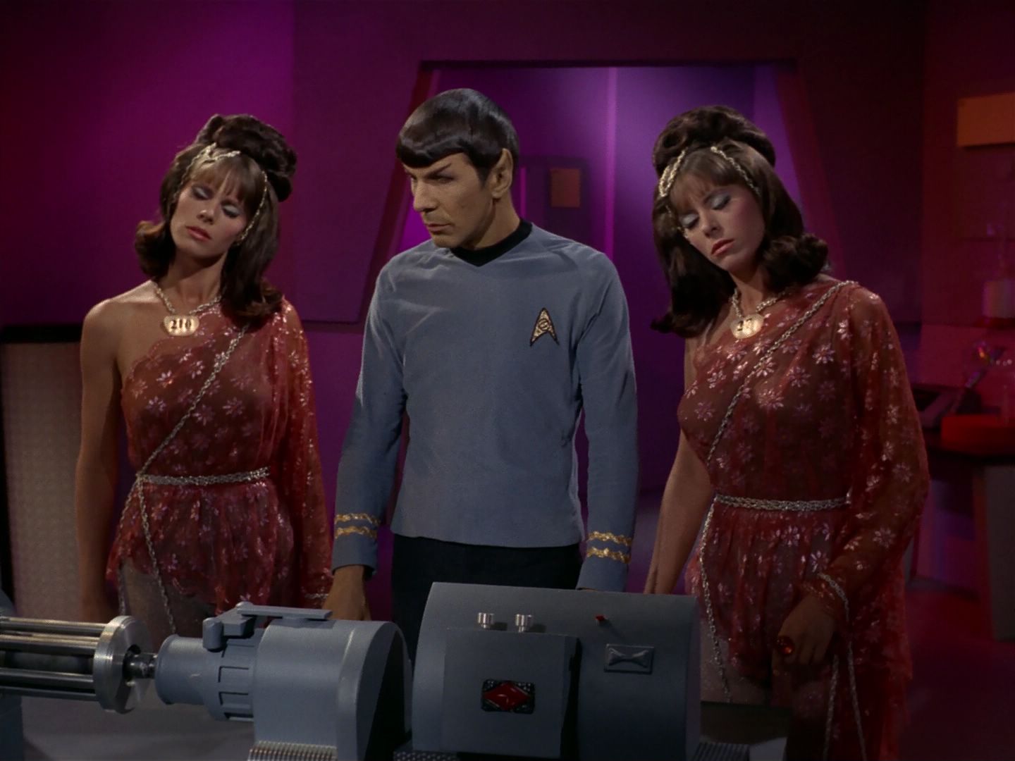 ariane179254_StarTrek_2x08_IMudd_2744.jpg