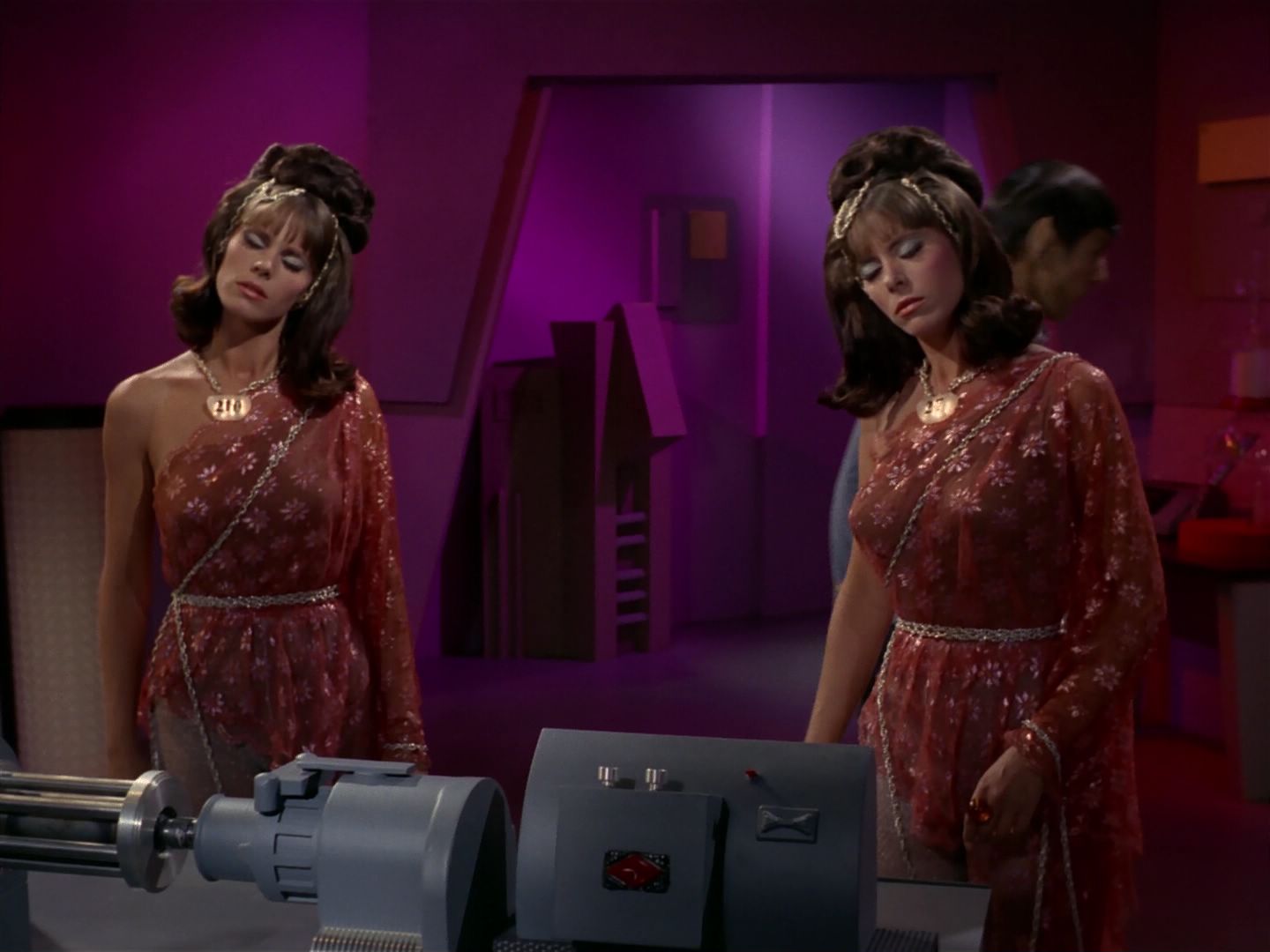 ariane179254_StarTrek_2x08_IMudd_2749.jpg