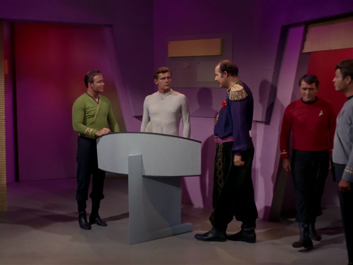 ariane179254_StarTrek_2x08_IMudd_2812.jpg