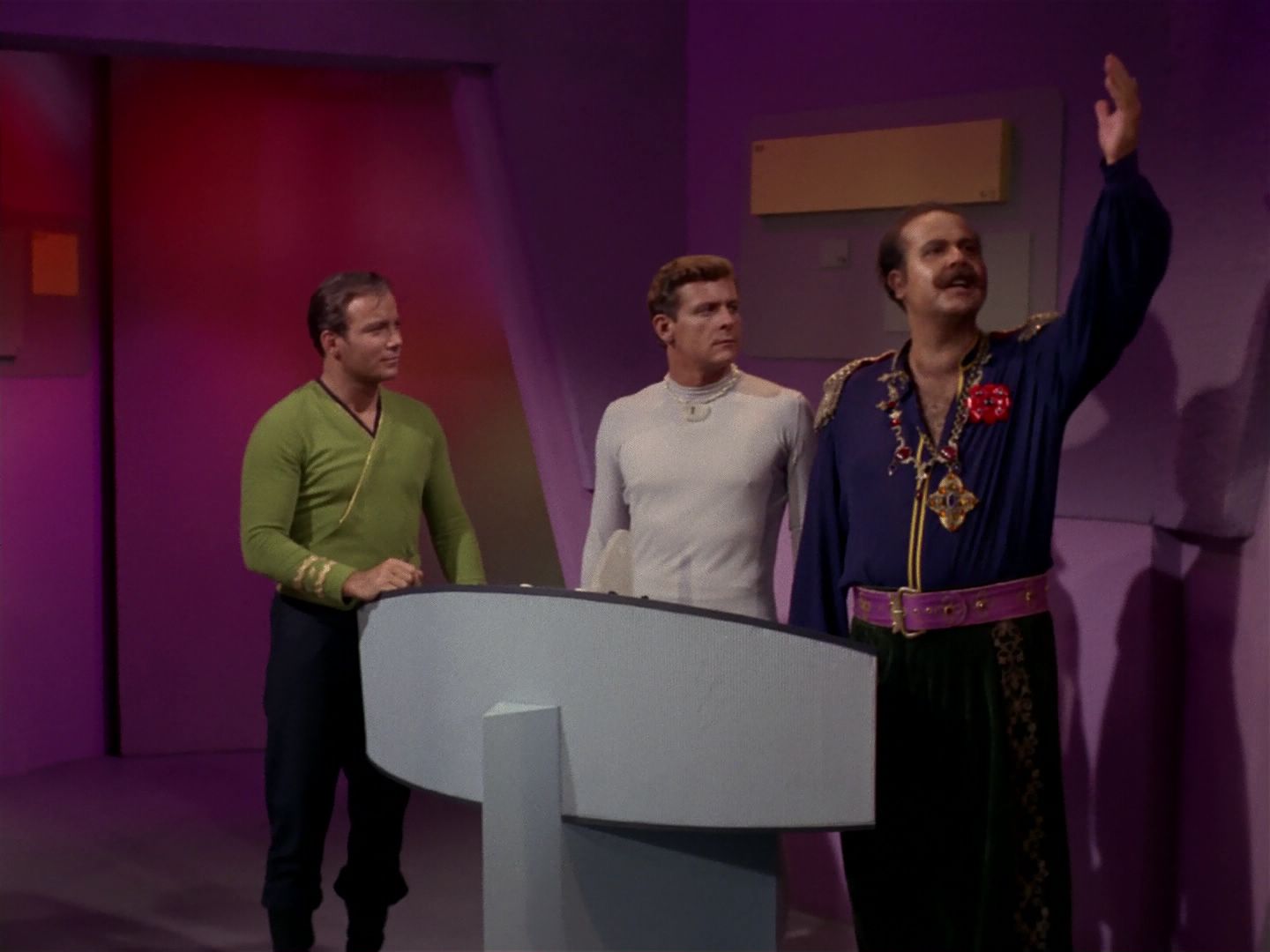 ariane179254_StarTrek_2x08_IMudd_2817.jpg