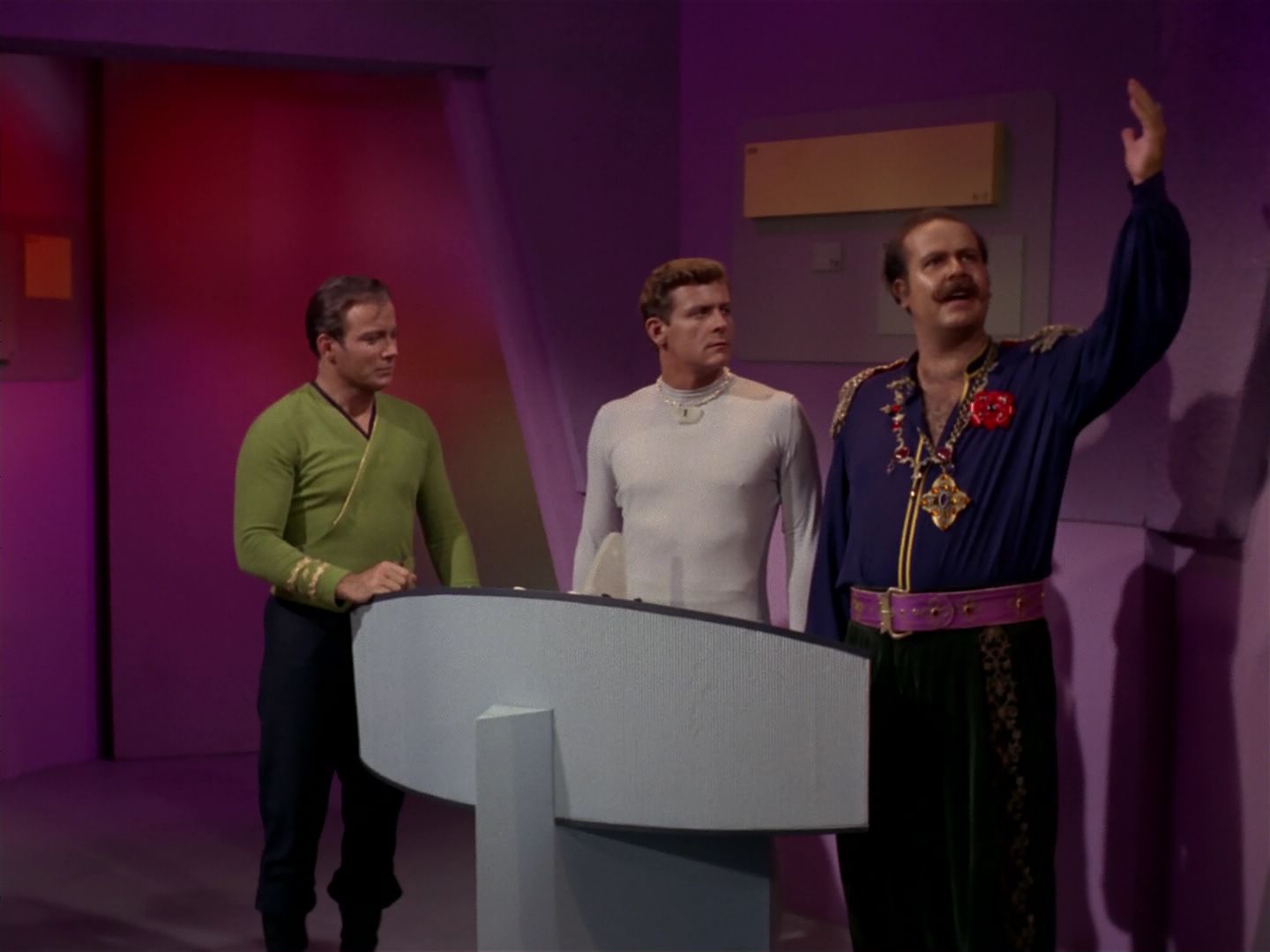 ariane179254_StarTrek_2x08_IMudd_2818.jpg