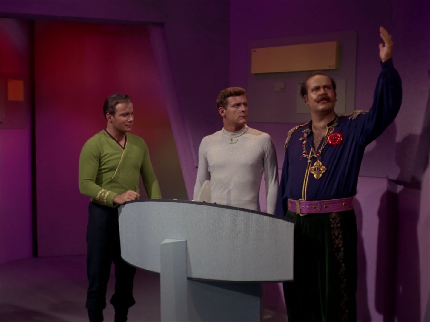 ariane179254_StarTrek_2x08_IMudd_2819.jpg