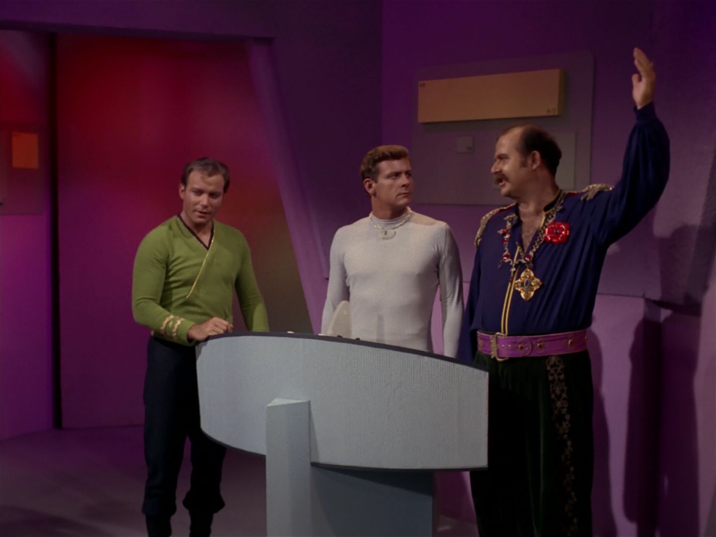 ariane179254_StarTrek_2x08_IMudd_2820.jpg