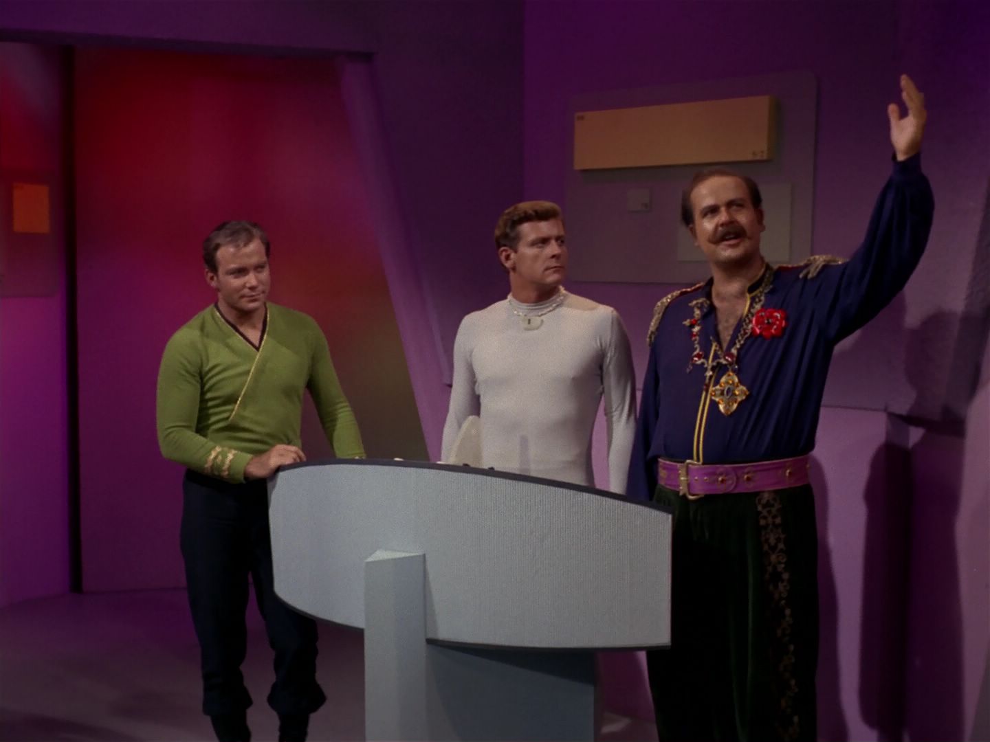 ariane179254_StarTrek_2x08_IMudd_2823.jpg