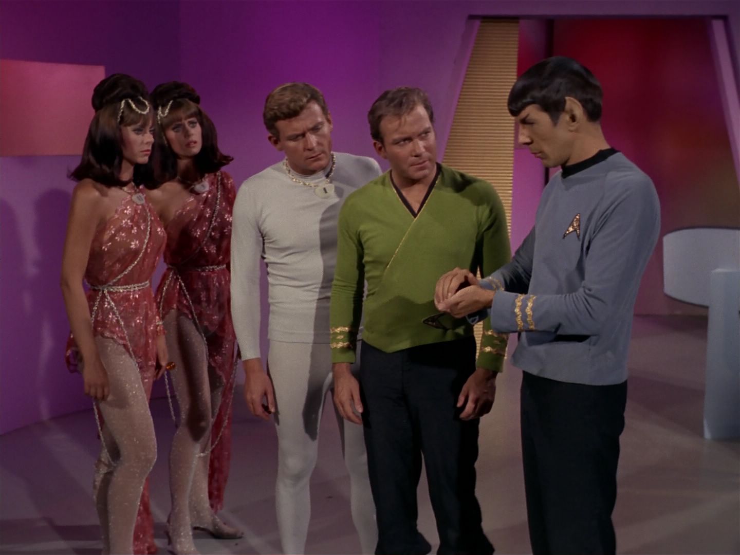 ariane179254_StarTrek_2x08_IMudd_3004.jpg