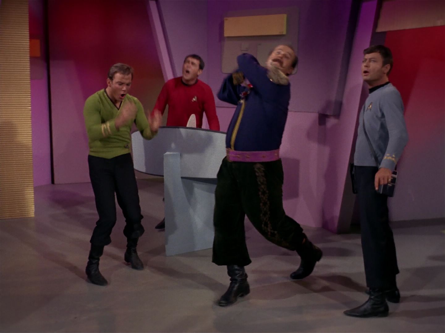 ariane179254_StarTrek_2x08_IMudd_3064.jpg