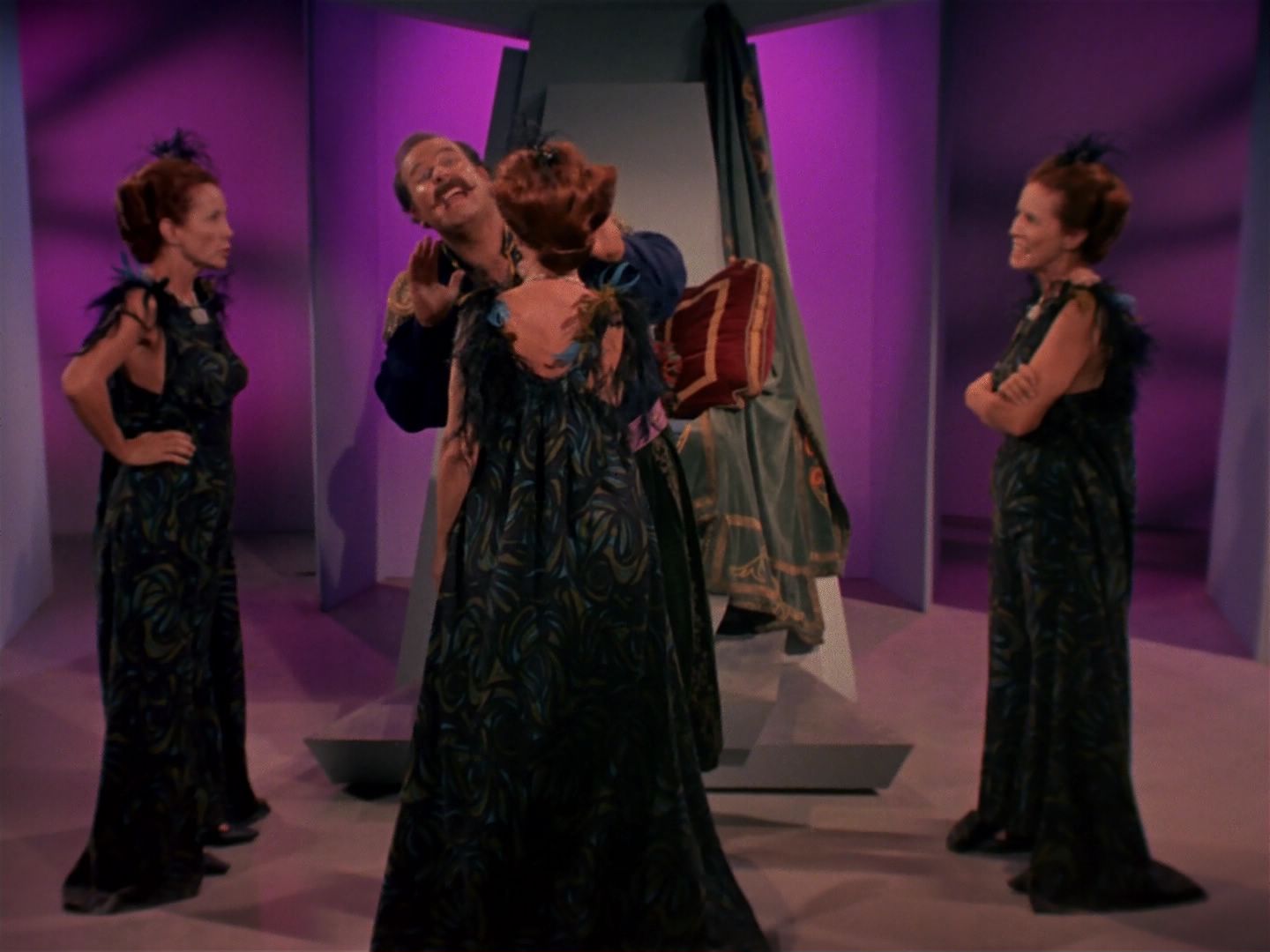 ariane179254_StarTrek_2x08_IMudd_3363.jpg