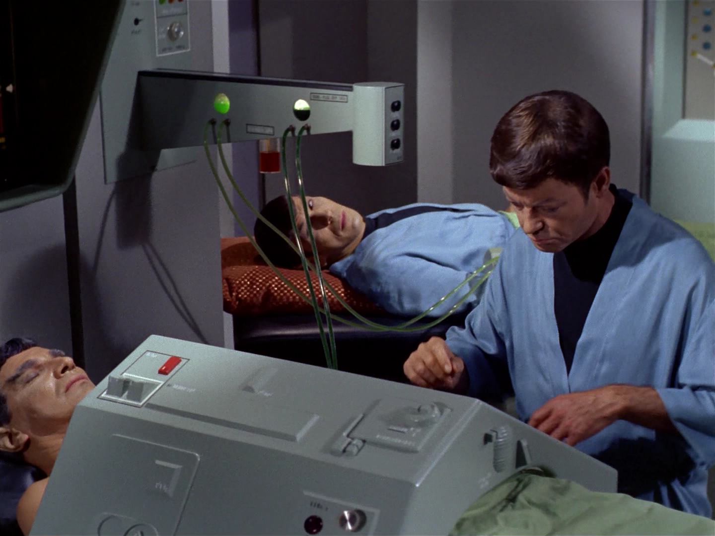 ariane179254_StarTrek_2x10_TheJourneyToBabel_2596.jpg