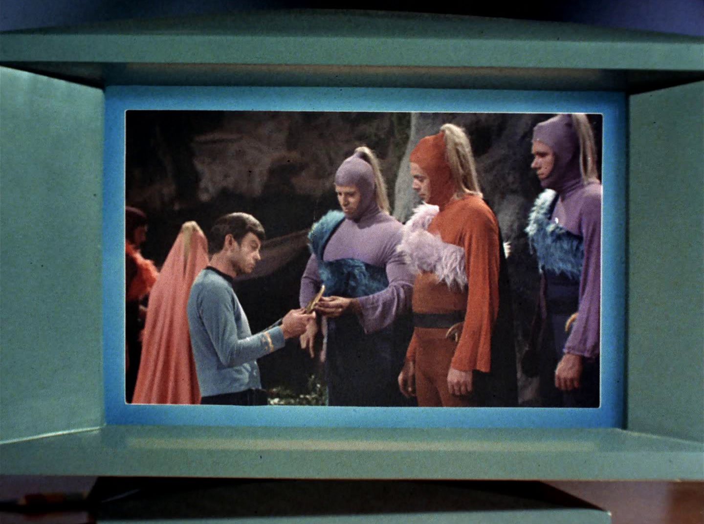 extant_StarTrek_2x11-FridaysChild_0033.jpg