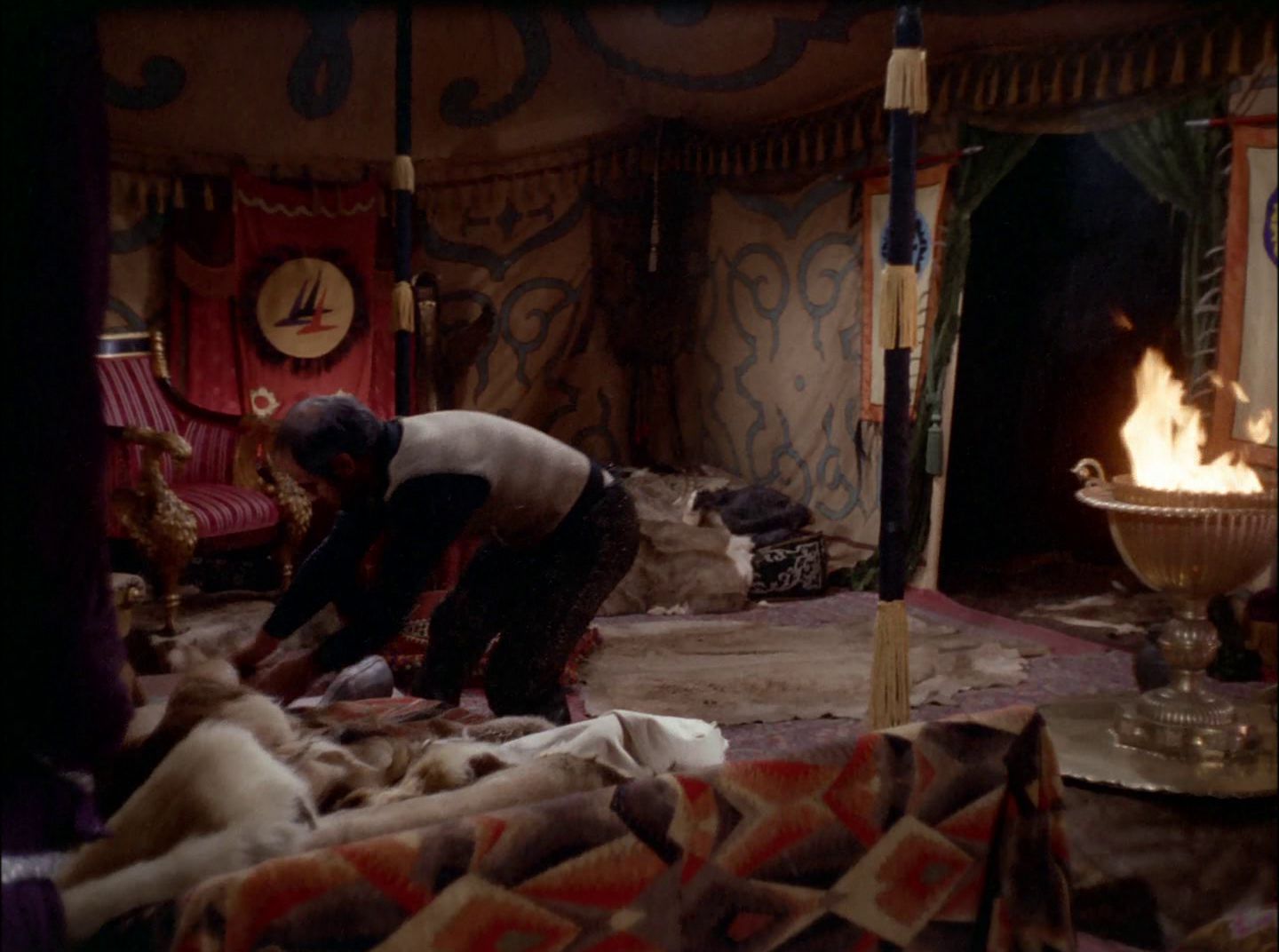 extant_StarTrek_2x11-FridaysChild_1005.jpg
