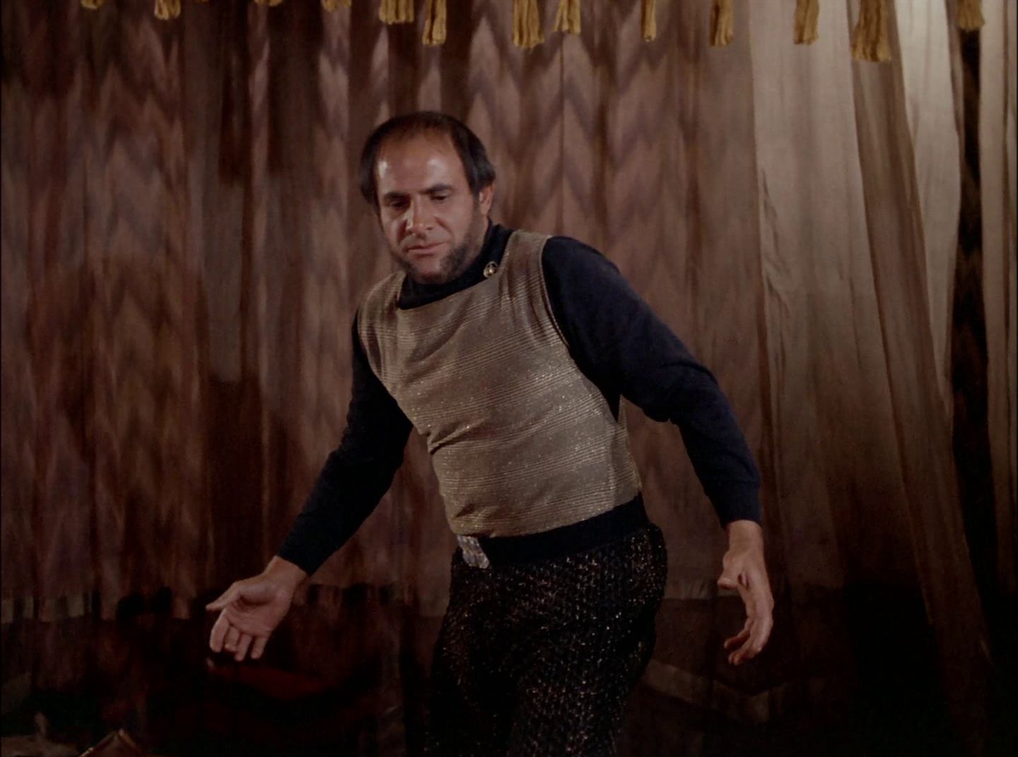 extant_StarTrek_2x11-FridaysChild_1016.jpg