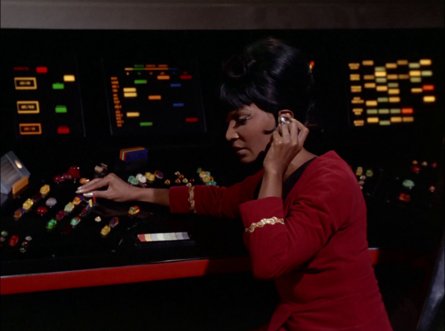 extant_StarTrek_2x11-FridaysChild_1170.jpg