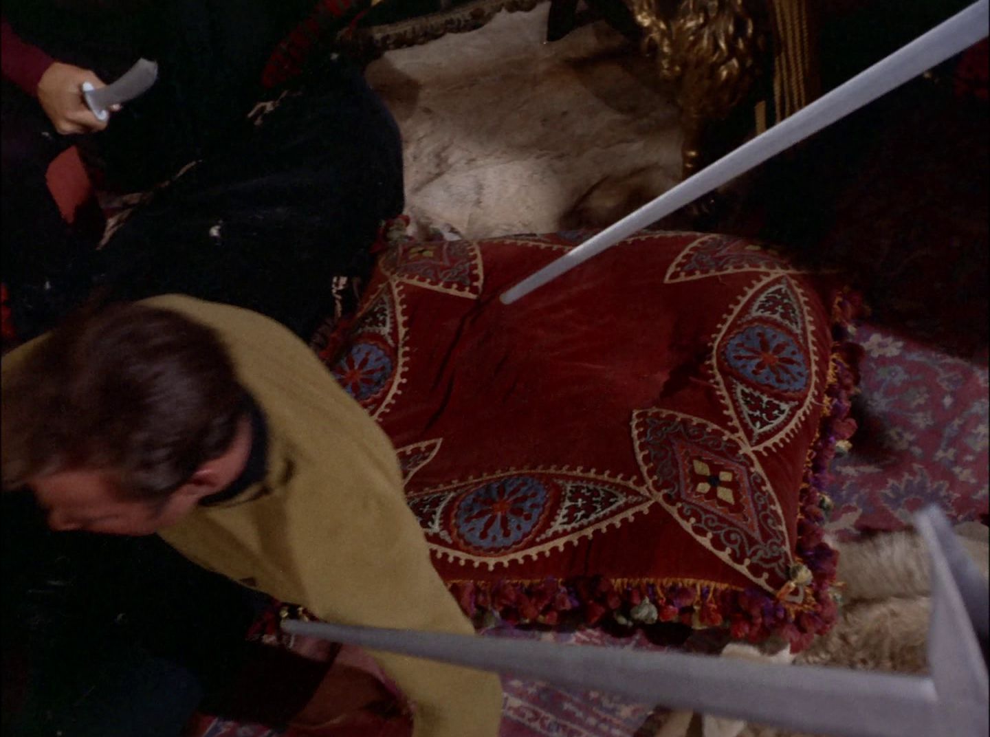 extant_StarTrek_2x11-FridaysChild_1231.jpg