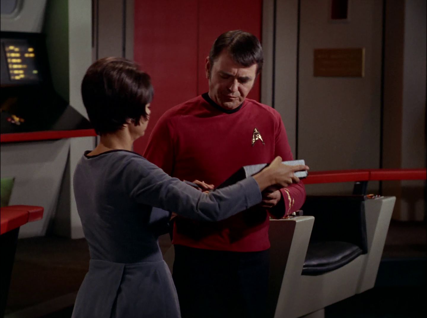 extant_StarTrek_2x11-FridaysChild_1390.jpg