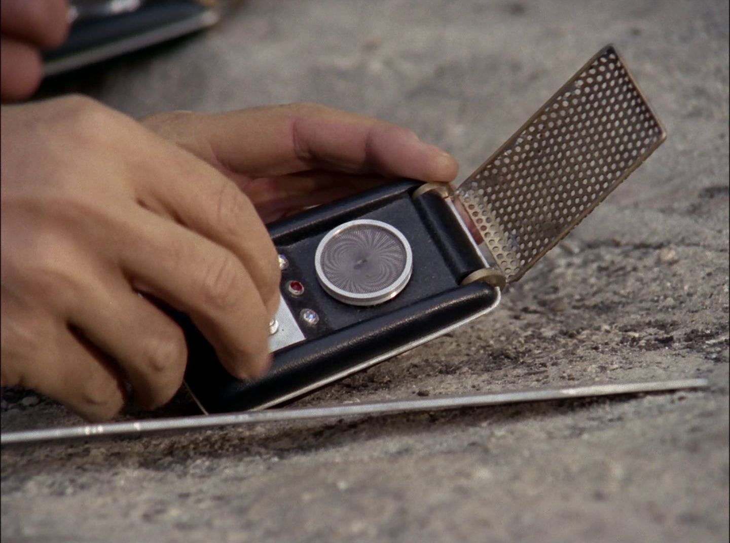 extant_StarTrek_2x11-FridaysChild_1896.jpg