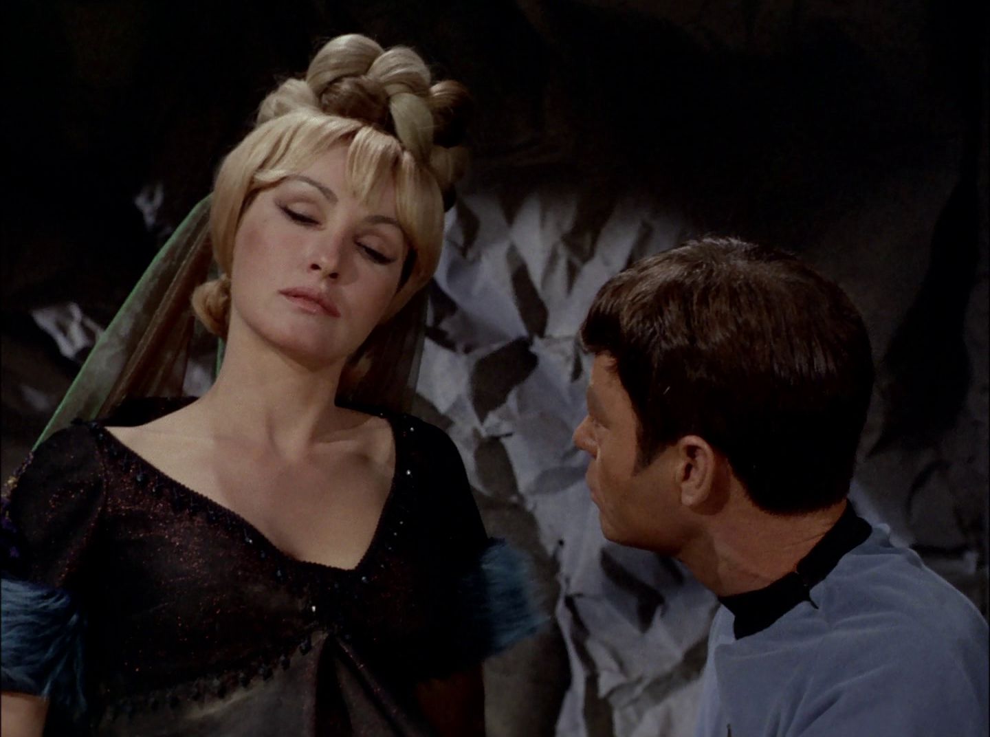 extant_StarTrek_2x11-FridaysChild_2377.jpg