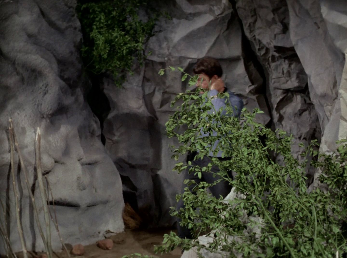 extant_StarTrek_2x11-FridaysChild_2785.jpg