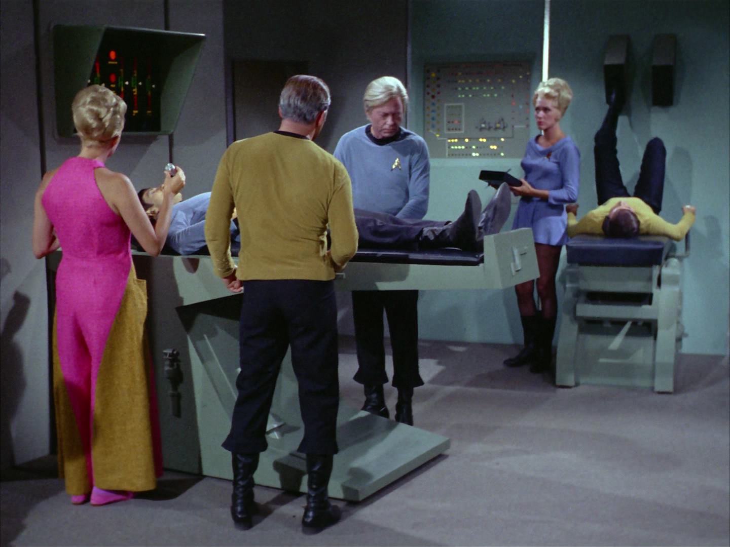 ariane179254_StarTrek_2x12_TheDeadlyYears_0821.jpg