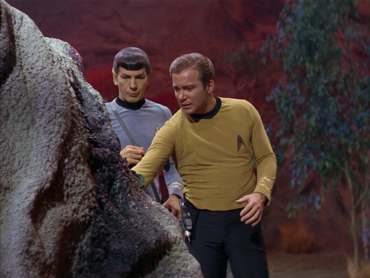 ariane179254_StarTrek_2x13_Obsession_0011.jpg