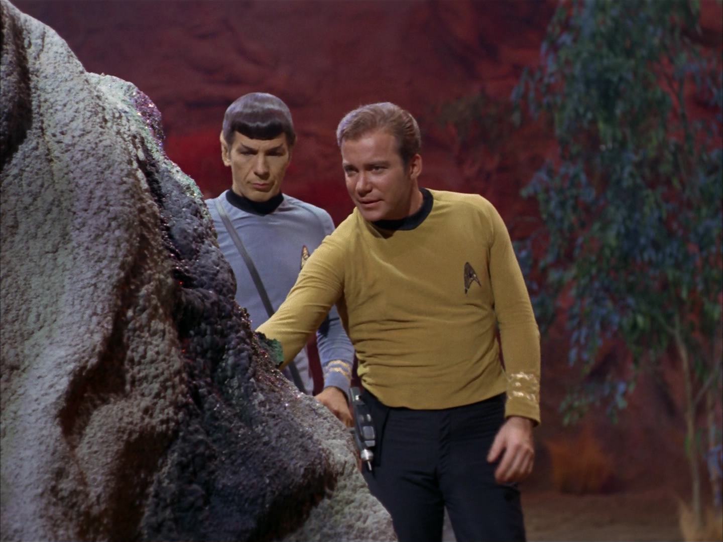 ariane179254_StarTrek_2x13_Obsession_0012.jpg