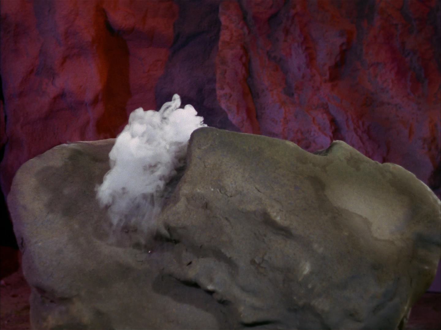 ariane179254_StarTrek_2x13_Obsession_0025.jpg