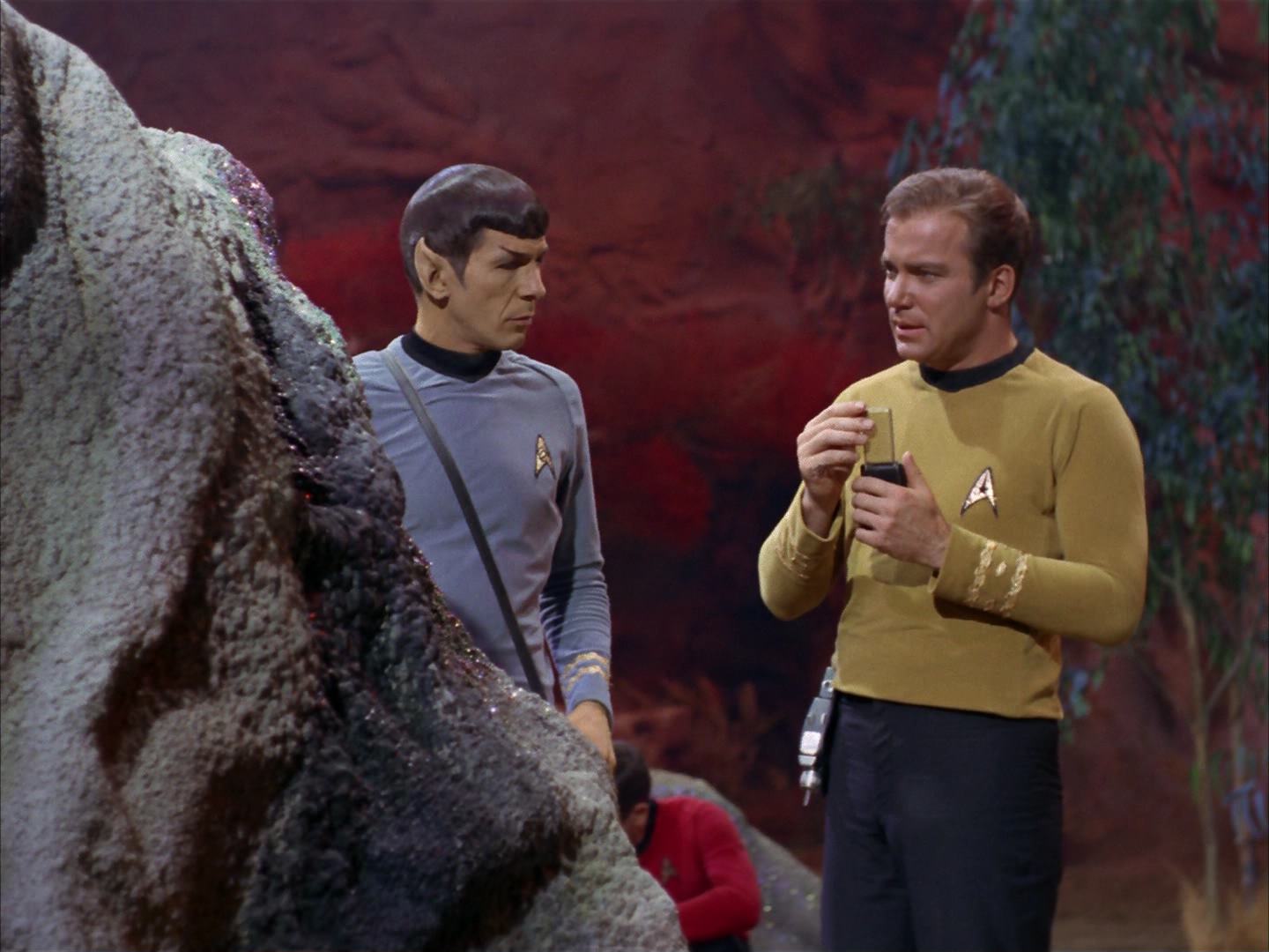 ariane179254_StarTrek_2x13_Obsession_0031.jpg