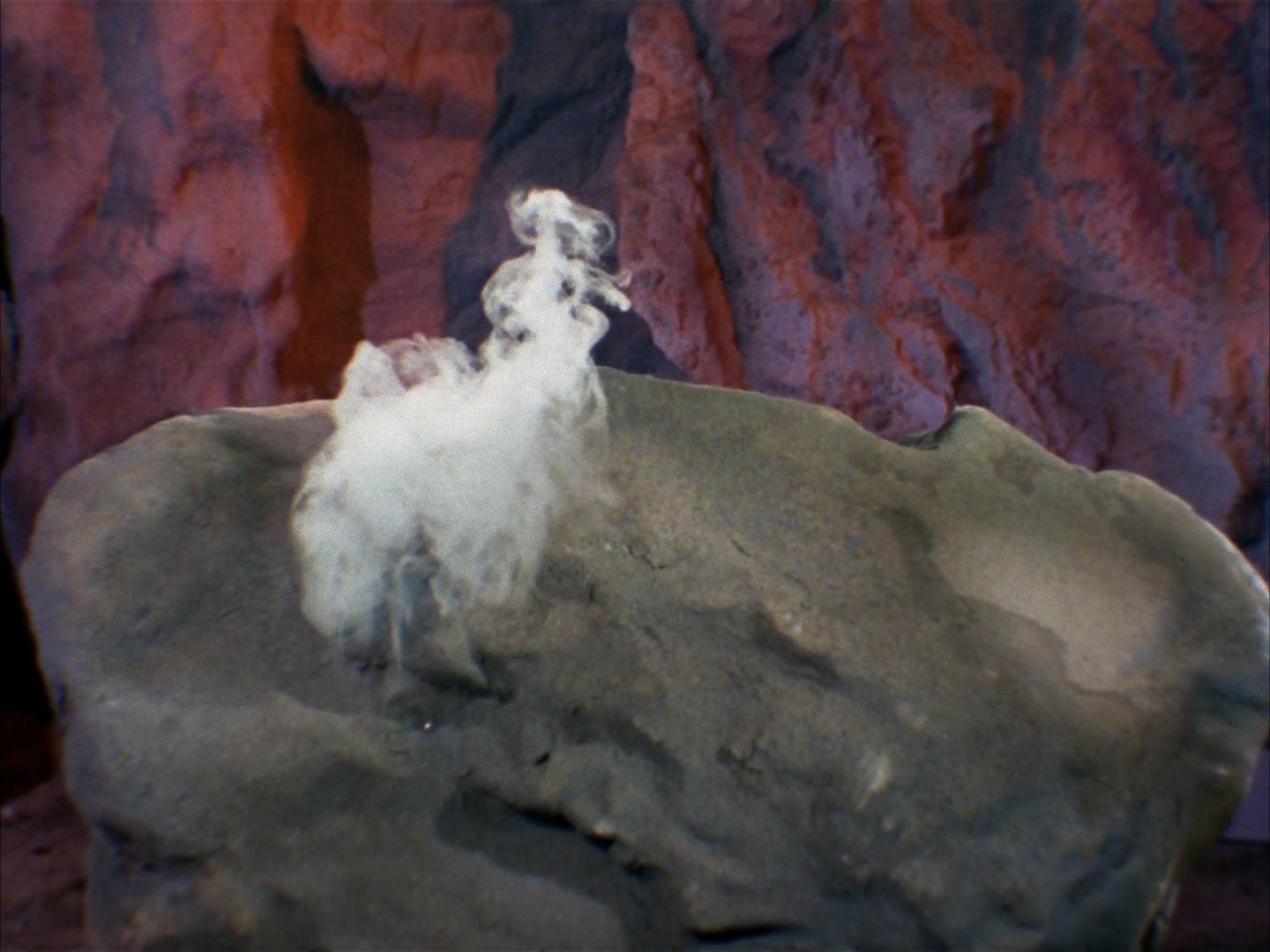 ariane179254_StarTrek_2x13_Obsession_0044.jpg