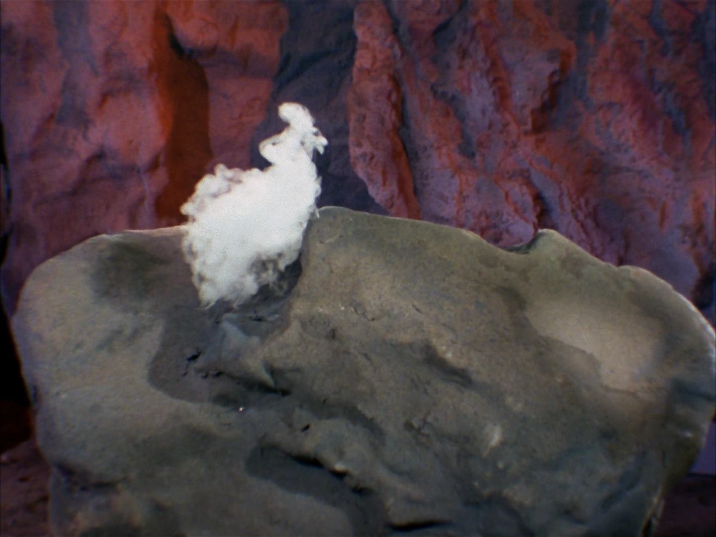 ariane179254_StarTrek_2x13_Obsession_0045.jpg