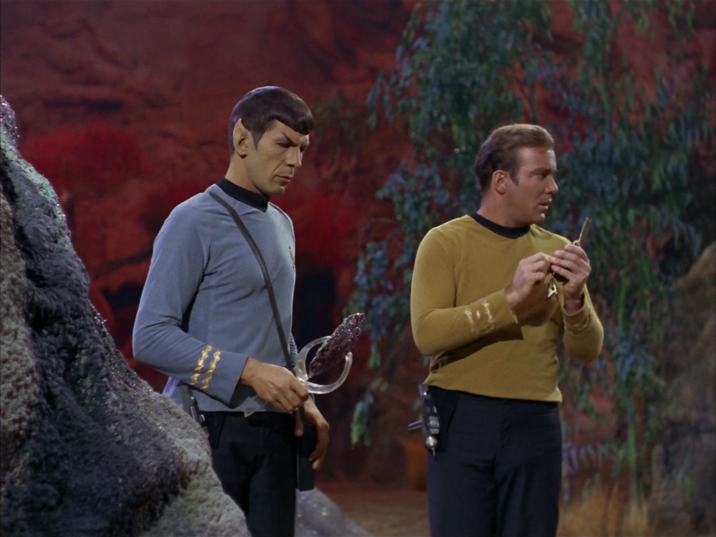 ariane179254_StarTrek_2x13_Obsession_0120.jpg