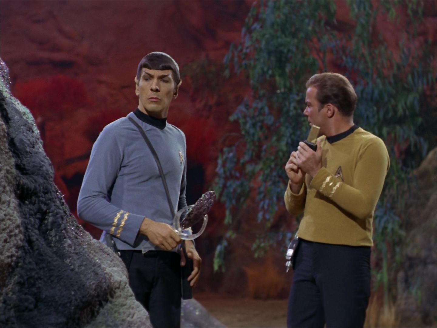 ariane179254_StarTrek_2x13_Obsession_0124.jpg