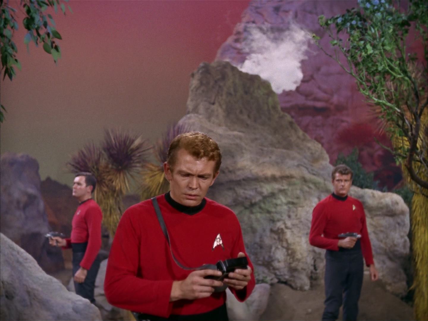 ariane179254_StarTrek_2x13_Obsession_0186.jpg