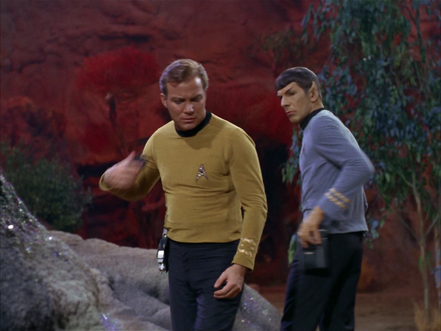 ariane179254_StarTrek_2x13_Obsession_0216.jpg