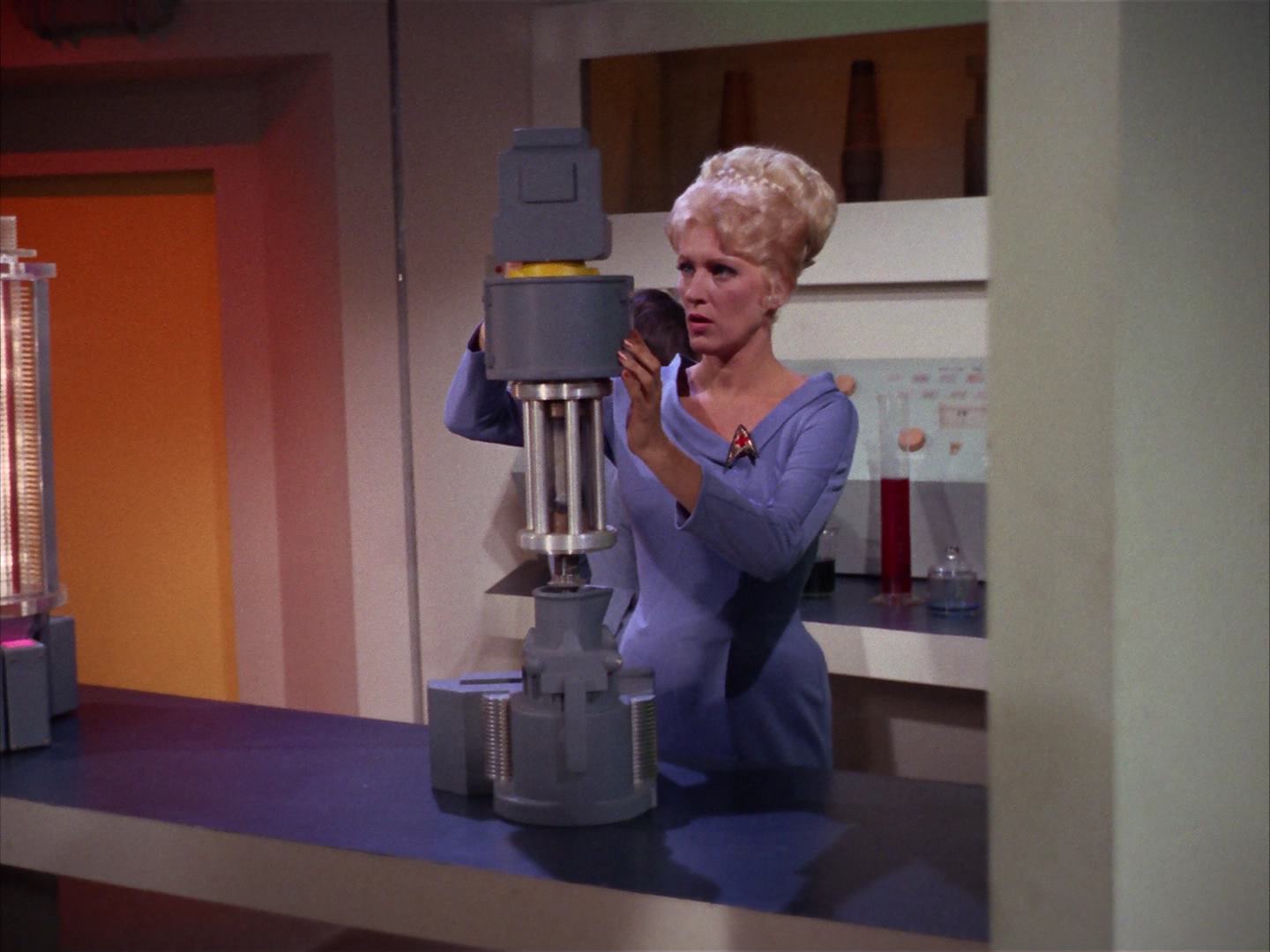 ariane179254_StarTrek_2x13_Obsession_0383.jpg