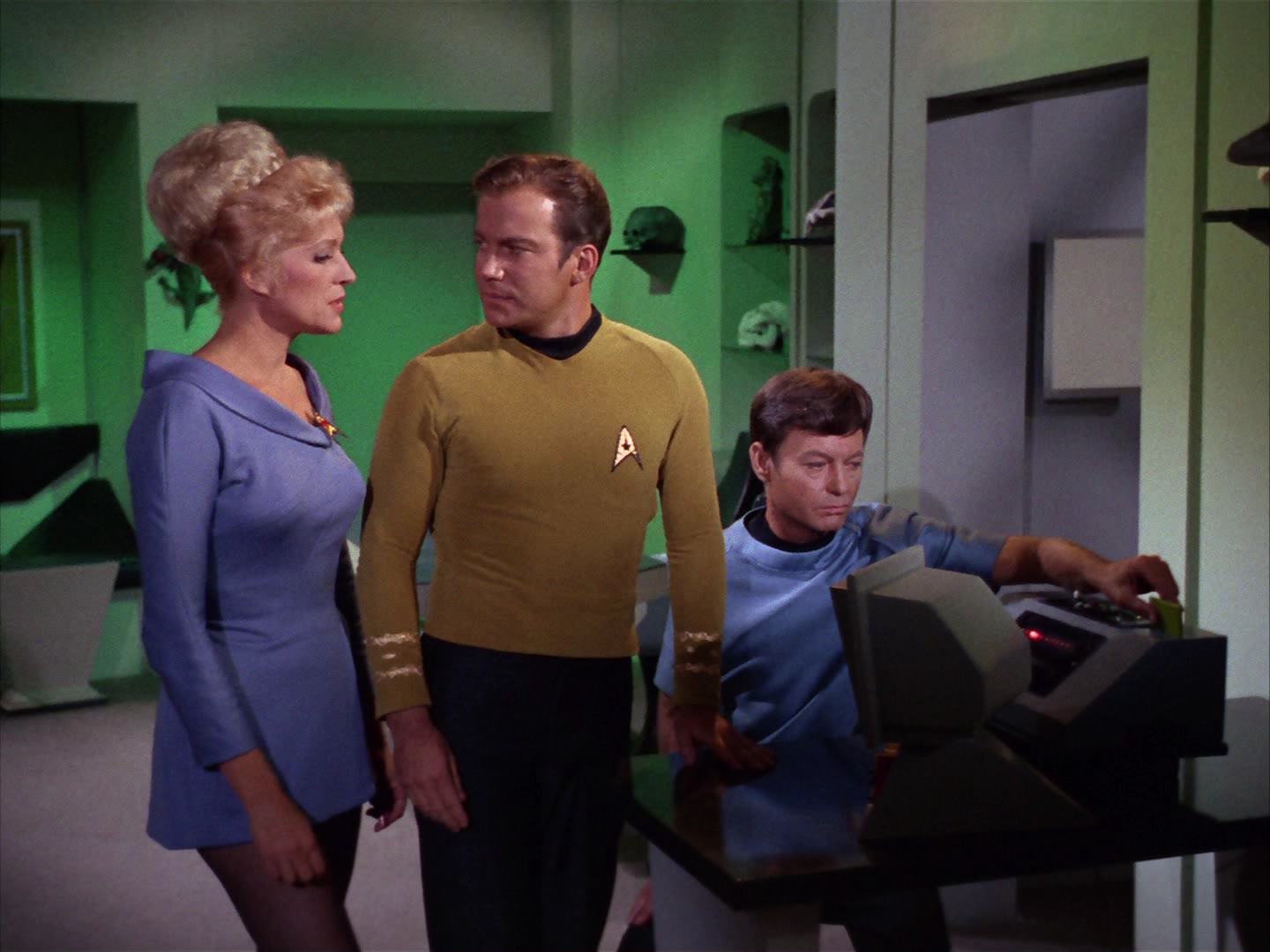 ariane179254_StarTrek_2x13_Obsession_0396.jpg