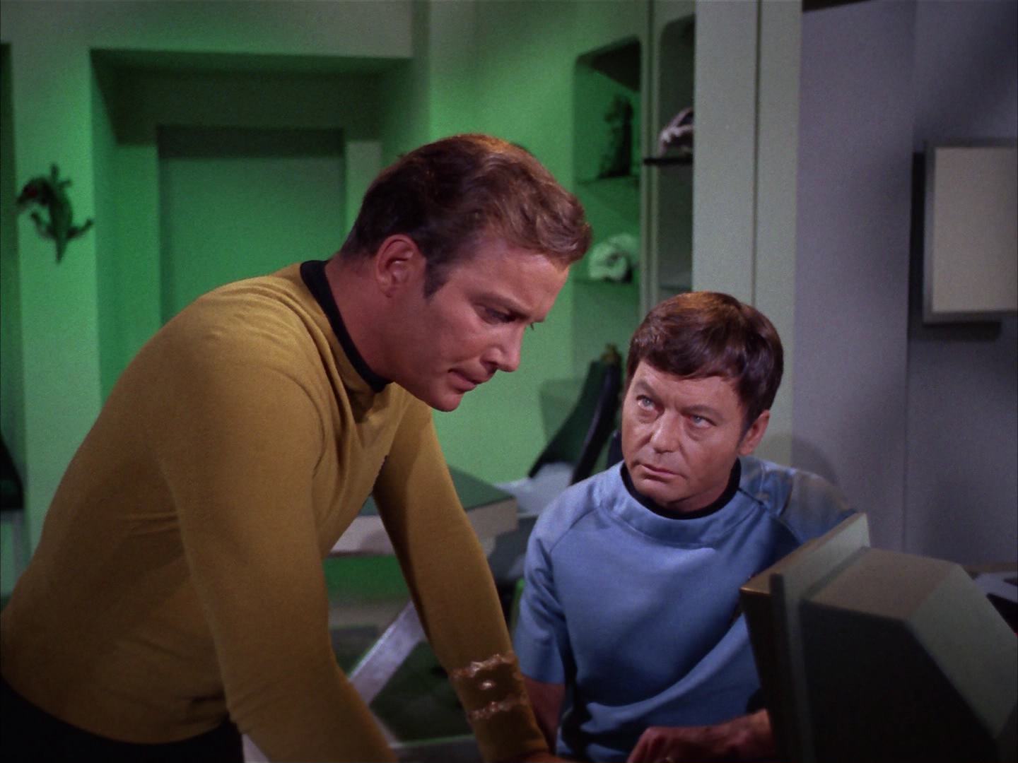 ariane179254_StarTrek_2x13_Obsession_0435.jpg