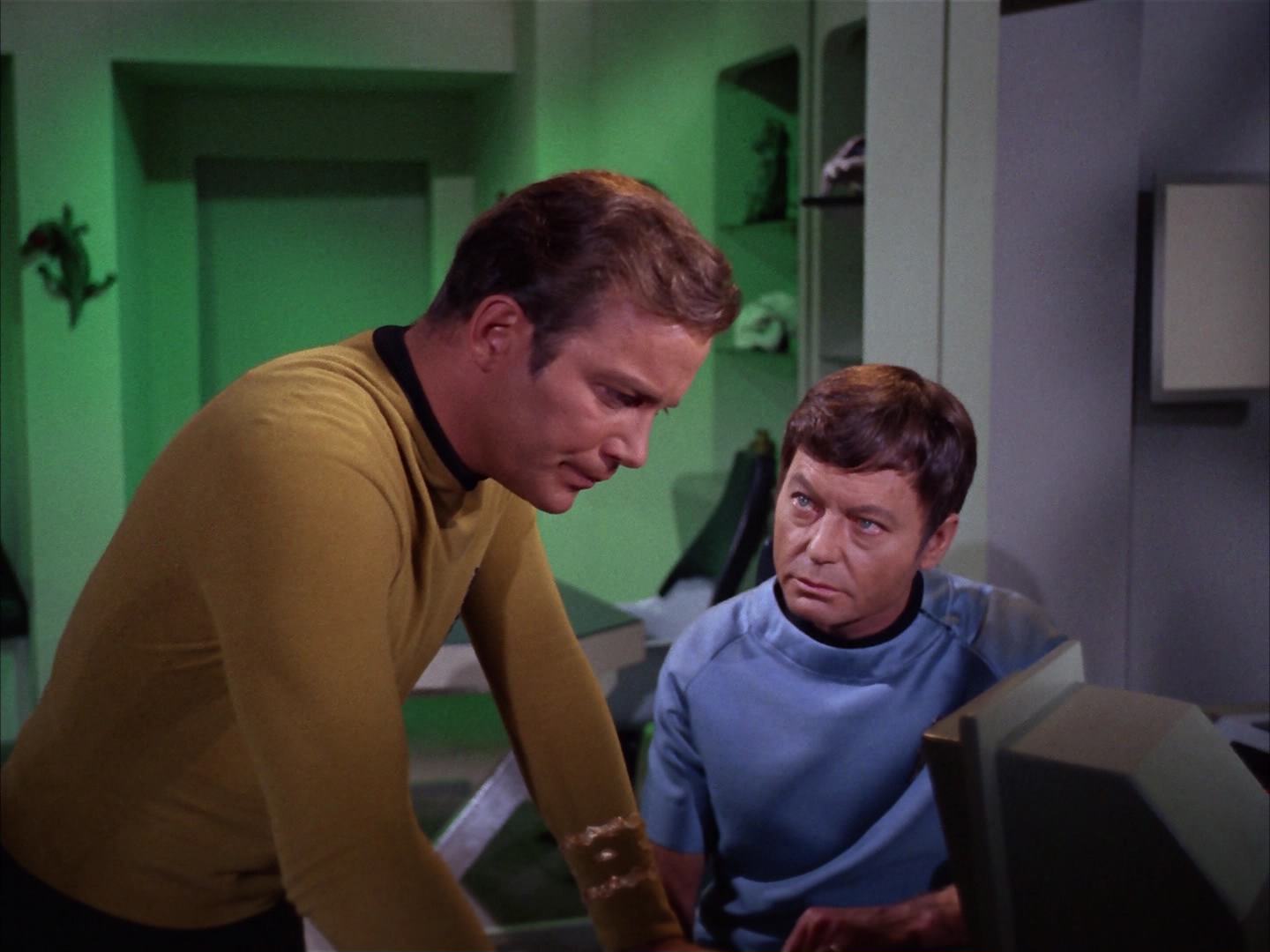 ariane179254_StarTrek_2x13_Obsession_0436.jpg