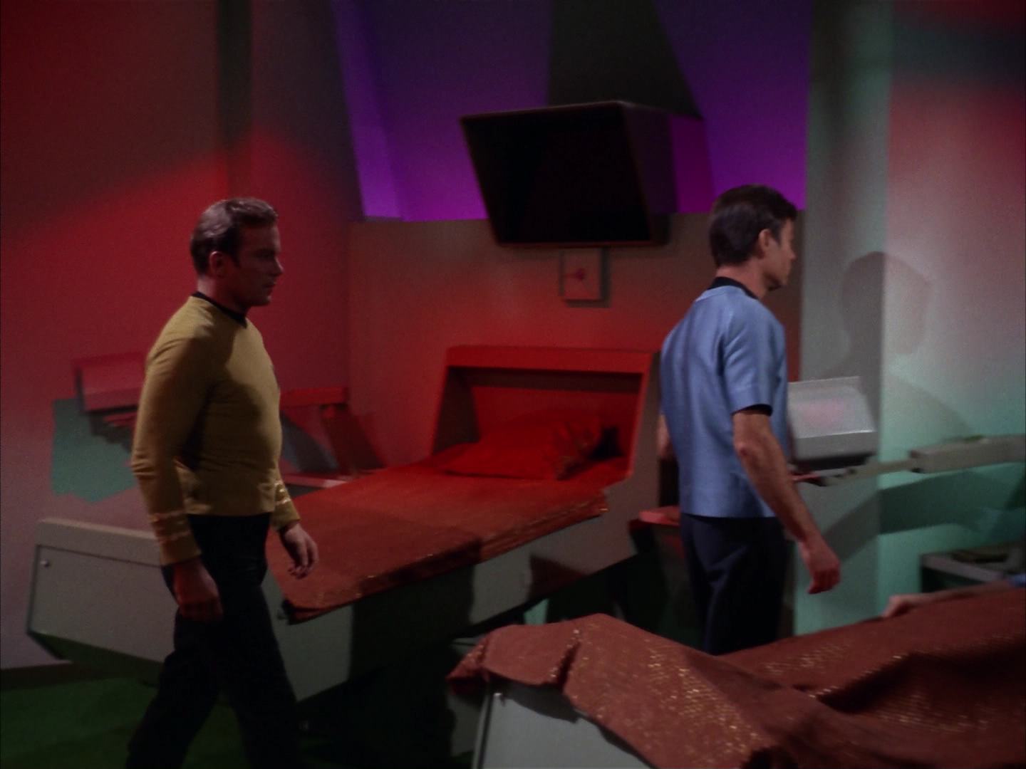 ariane179254_StarTrek_2x13_Obsession_0530.jpg